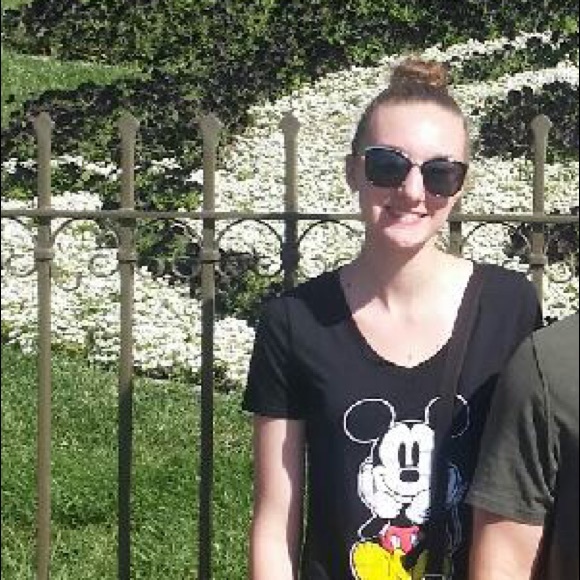 Profile Picture of Taylor Oelberg (@tayloroel) on Poshmark