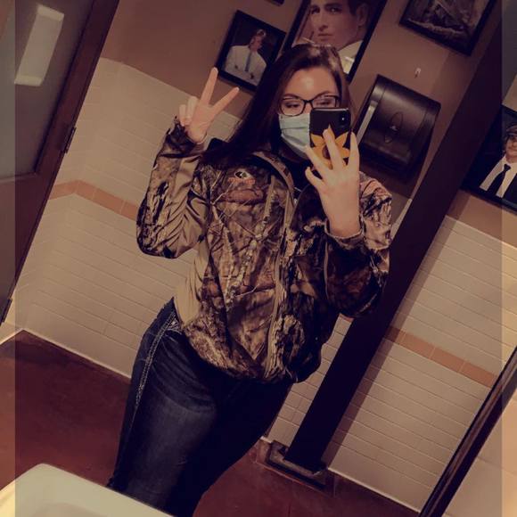 Profile Picture of Zoey Haught (@zoeyhaught) on Poshmark