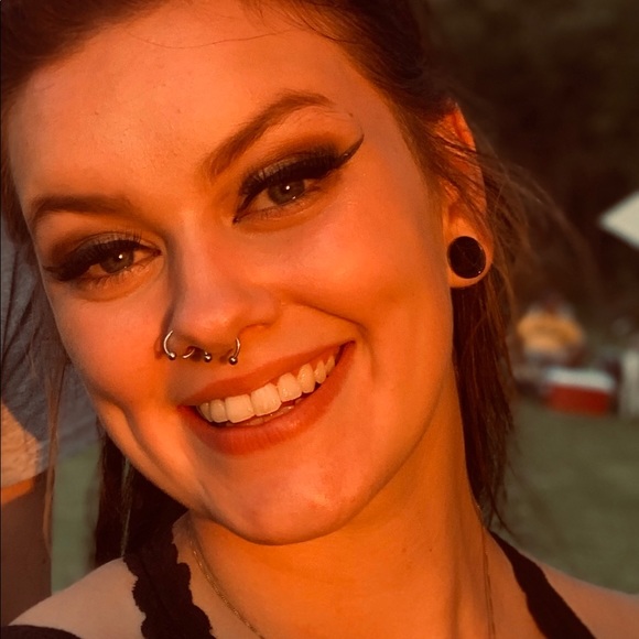 Profile Picture of Amber Otten (@ottenamber13) on Poshmark