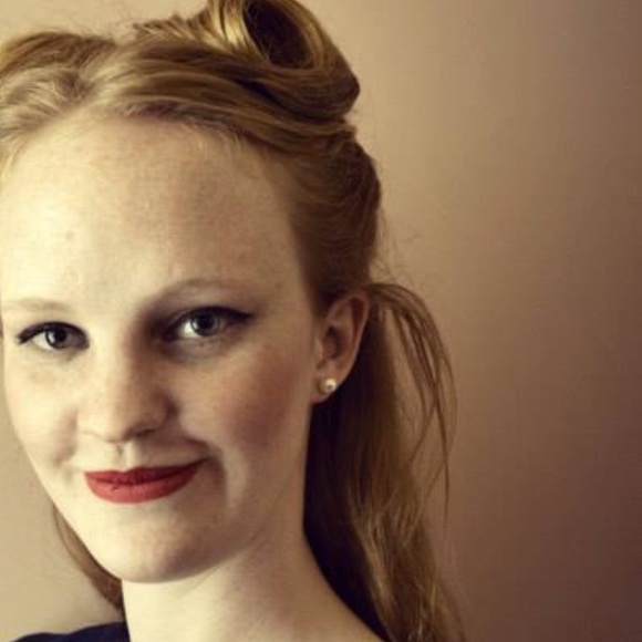 Profile Picture of Carlie Smith (@carliecakes14) on Poshmark