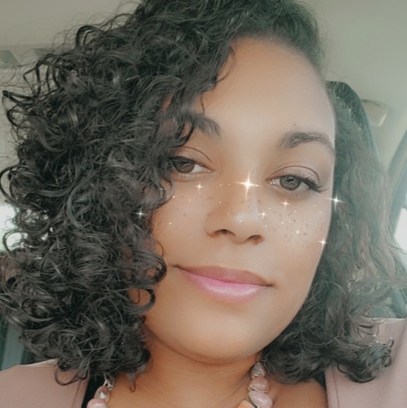 Profile Picture of Aloray Davis (@aloraydavis) on Poshmark