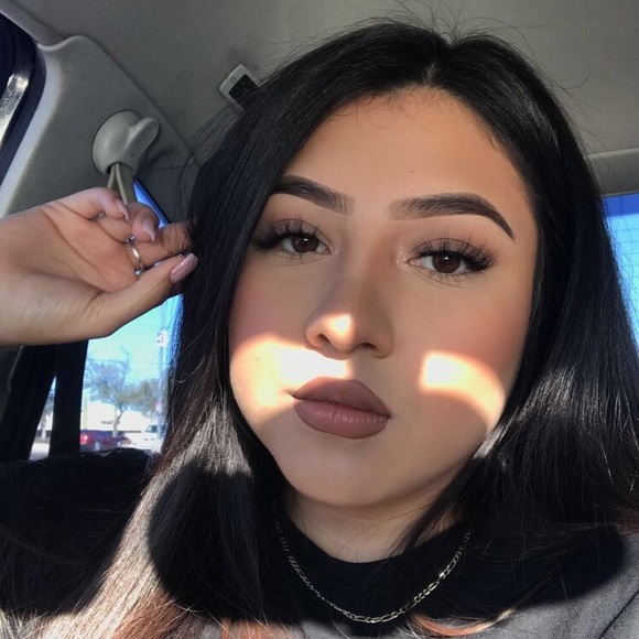 Profile Photo of Roxanna Araiza (@roxxaae_) on Poshmark