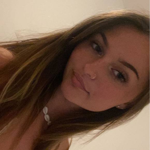 Profile Picture of Hannah Garlick (@h_garlick) on Poshmark