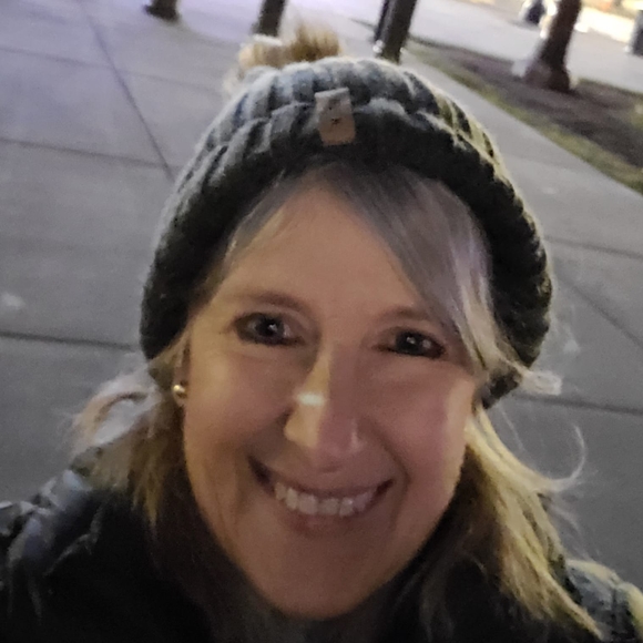 Profile Picture of Geannine Sawyer simmer (@simmerge) on Poshmark