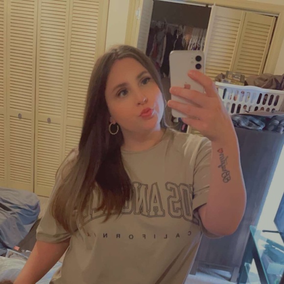 Profile Picture of Veronica Blevins (@veronicablev637) on Poshmark