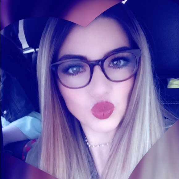 Profile Picture of Ashley Degrendel (@sasaber) on Poshmark