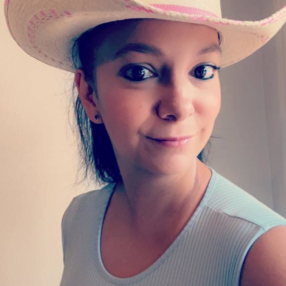 Profile Picture of Sharon Arcay (@dropke85) on Poshmark