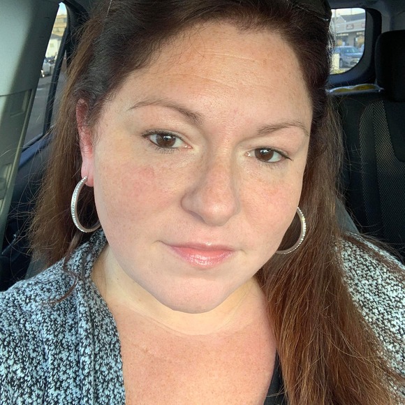 Profile Picture of Johna Pompano (@kgbslady) on Poshmark