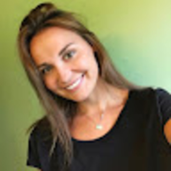 Profile Picture of Laura Collings (@laura_collings) on Poshmark