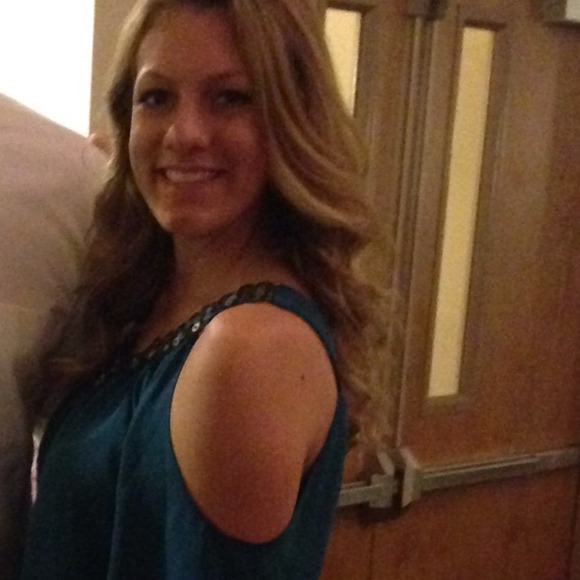 Profile Picture of Lauren Vidmar (@laurenmvidmar) on Poshmark
