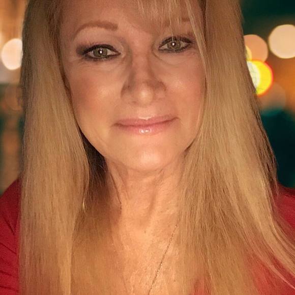 Profile Picture of Karen karina Weinreb (@califgirl222) on Poshmark