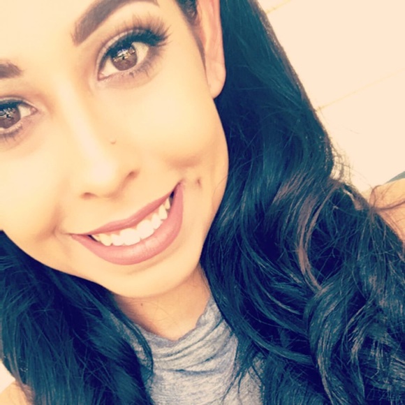 Profile Picture of Tiffany Olivarez (@tiffamber92) on Poshmark