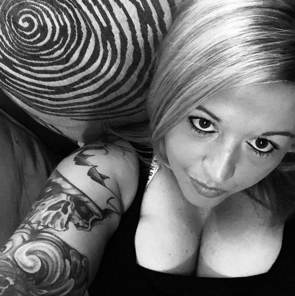 Profile Picture of Karie Applegate (@klapplegate) on Poshmark