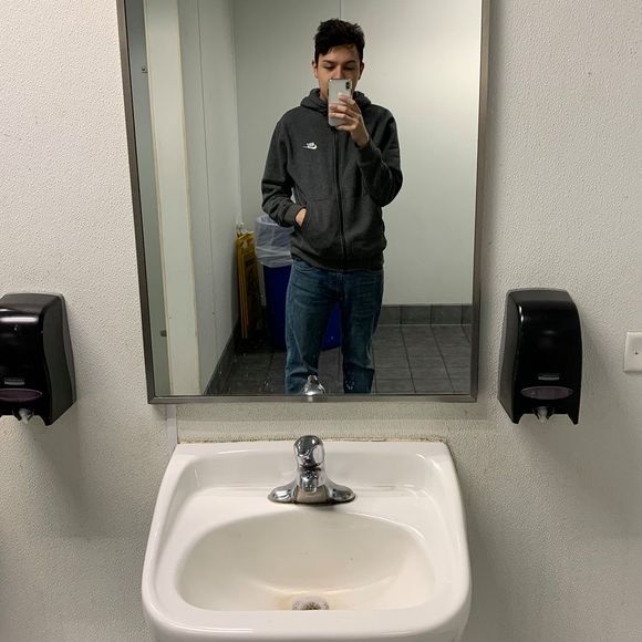 Profile Picture of Alberto Roque (@youngsin301) on Poshmark