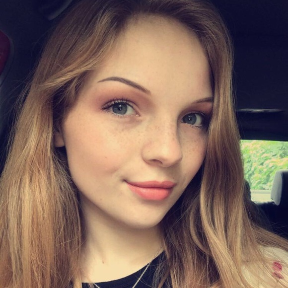 Profile Picture of Rosalynn Kowal (@rosieroswell) on Poshmark