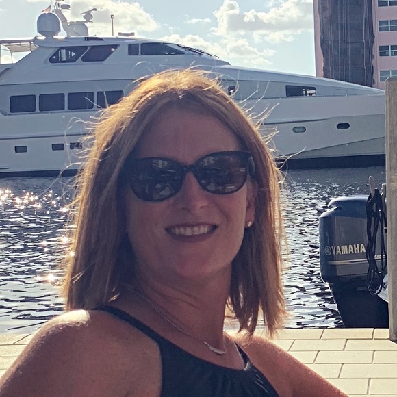 Profile Picture of Cristy Lopergolo (@cristylopergolo) on Poshmark