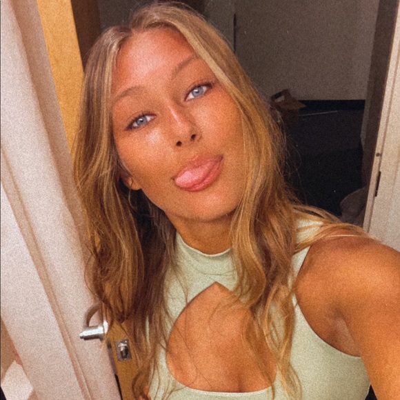 Profile Picture of Ellen Riegelsberger (@ellenriegels8) on Poshmark