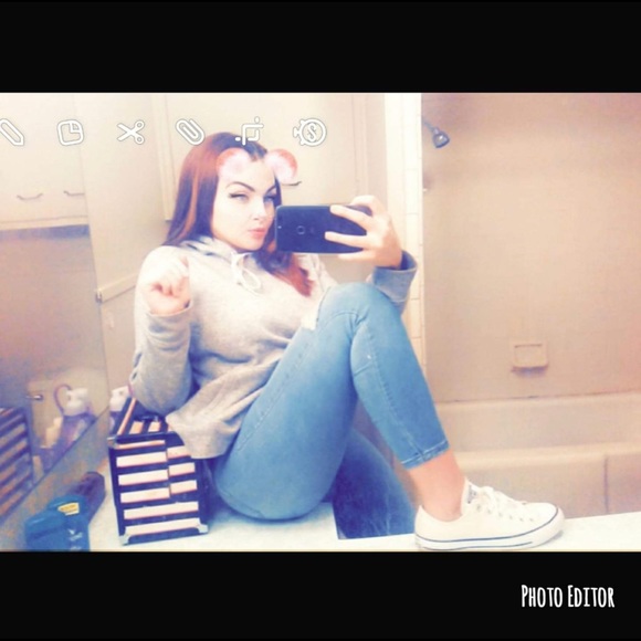 Profile Picture of Alyssa Key (@alyssakey_13) on Poshmark
