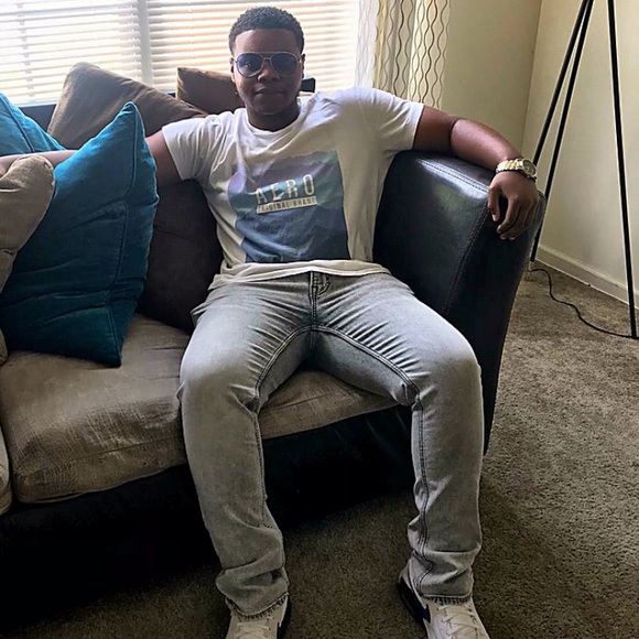 Profile Picture of Deshaun Scudder (@dscudder32) on Poshmark