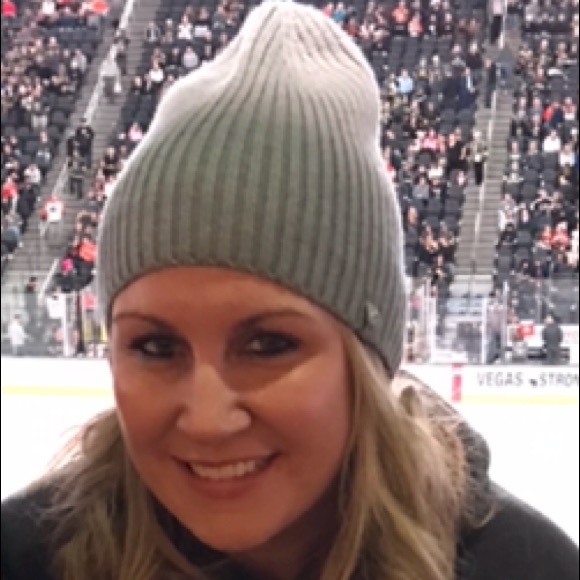 Profile Picture of April Chandler (@arb5345) on Poshmark