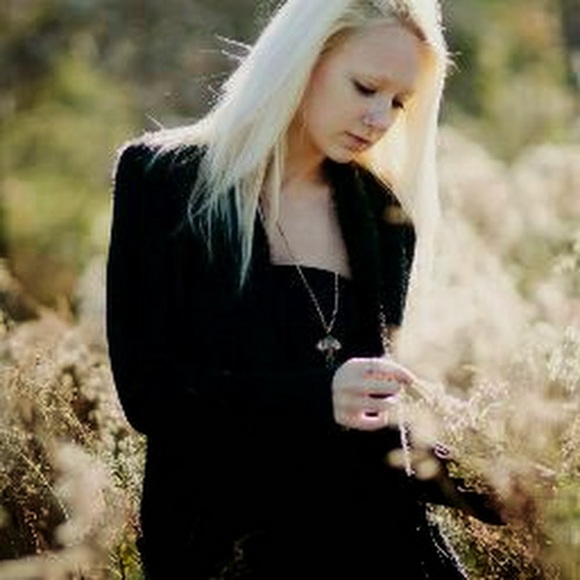 Profile Picture of Lauren Poniatowski (@lauren_lydia) on Poshmark