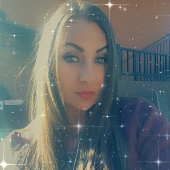 Profile Picture of Holli Lampro (@hollywood1446) on Poshmark