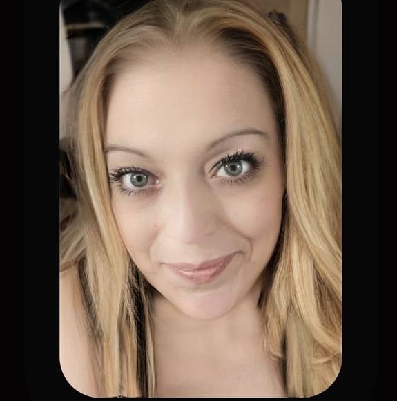 Profile Picture of Shawna Wittner (@ambosgirl) on Poshmark