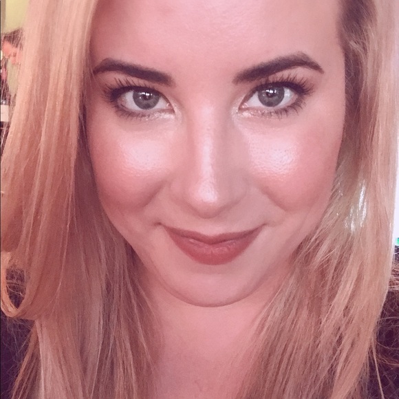 Profile Picture of Jeanique Koeleman (@jeaniquek) on Poshmark