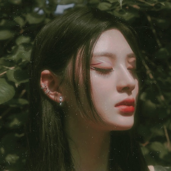 Profile Picture of Fiona Lin (@fluhflower) on Poshmark