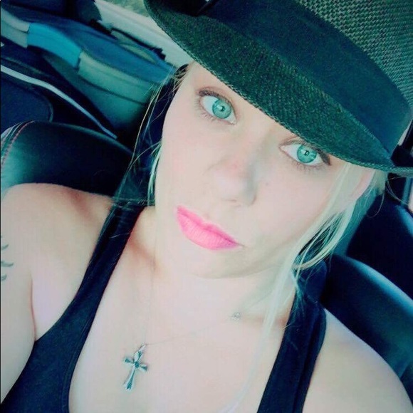 Profile Picture of Naomi Verduyn (@littleali465) on Poshmark