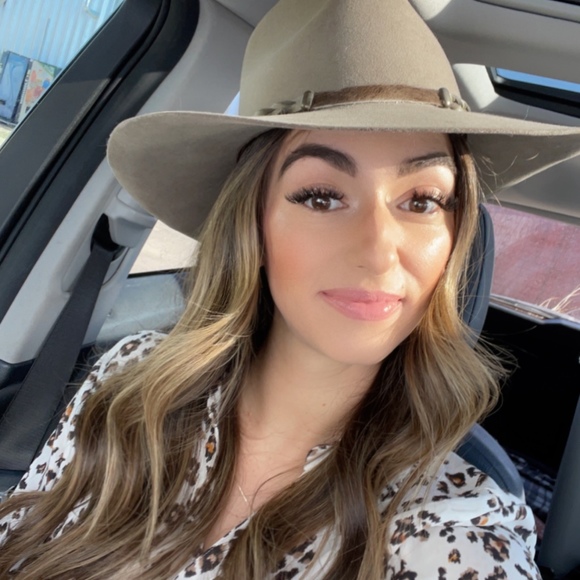 Profile Picture of Danielle Hyslop (@d_hyslop) on Poshmark