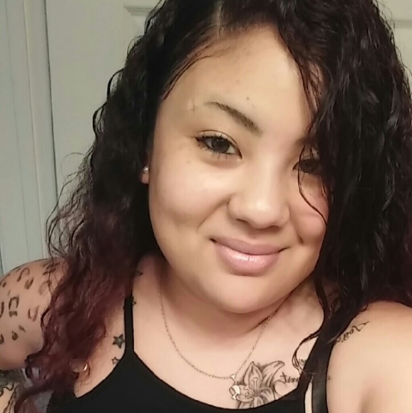 Profile Picture of Ariel Calderon (@ariiella_) on Poshmark