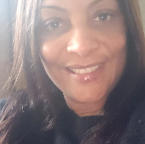 Profile Picture of Lucia Soares (@lucia_soares) on Poshmark