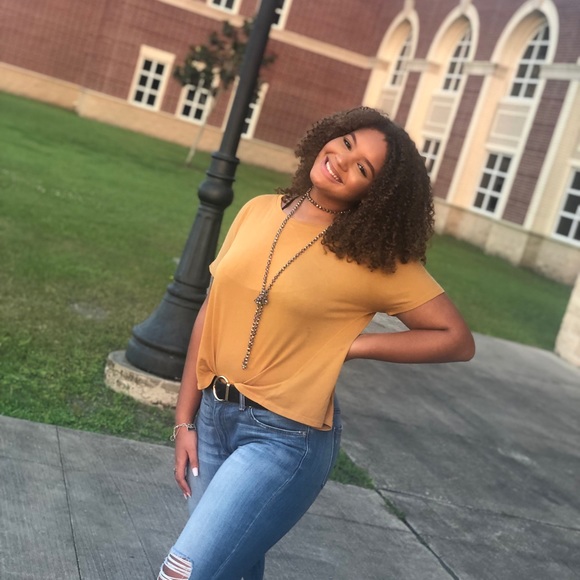 Profile Picture of Mackenzie Campbell (@mcampbell621) on Poshmark