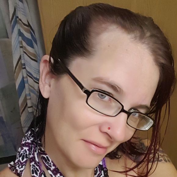 Profile Picture of Lisa Roling (@sxynpetite) on Poshmark