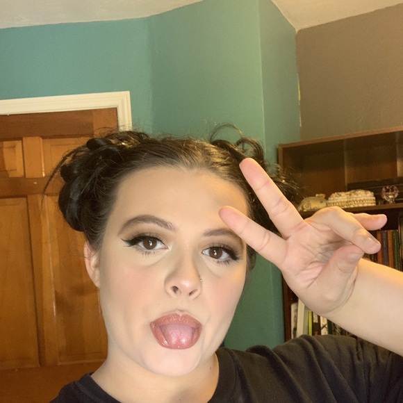 Profile Picture of Haley Cutshall (@cuttyog) on Poshmark