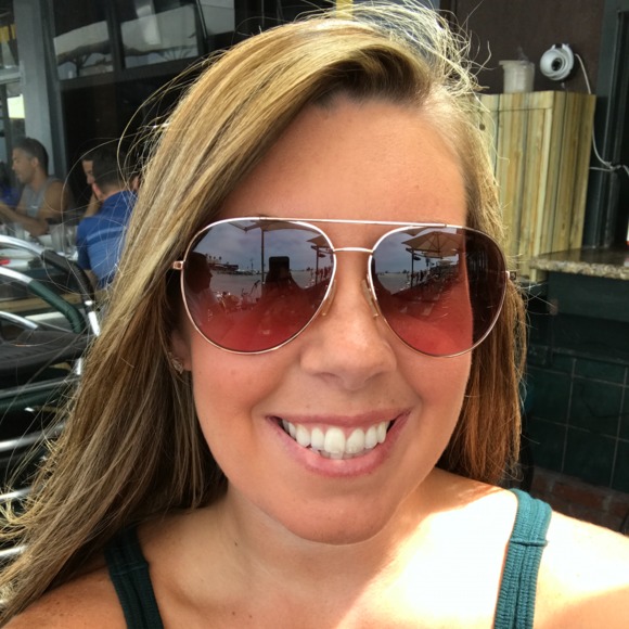 Profile Picture of Amber Stearns (@amstearns) on Poshmark