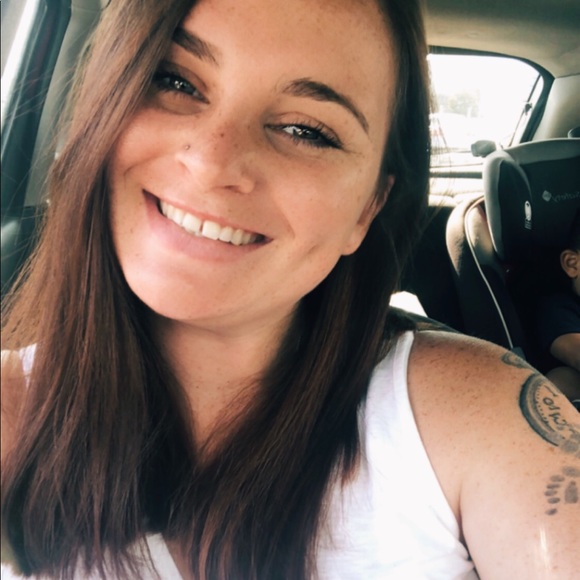 Profile Picture of Madison Vanpelt (@vanpeltmw) on Poshmark