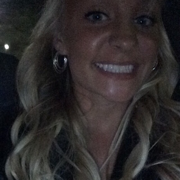 Profile Picture of Kelsie Arnold (@kelsiearnold) on Poshmark