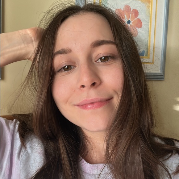 Profile Picture of Dinara Mikulik (@mollymilton8) on Poshmark