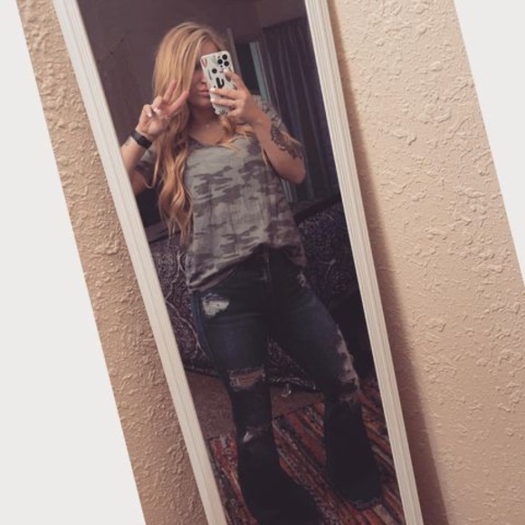 Profile Picture of Ariel Nichole (@arielnichole646) on Poshmark