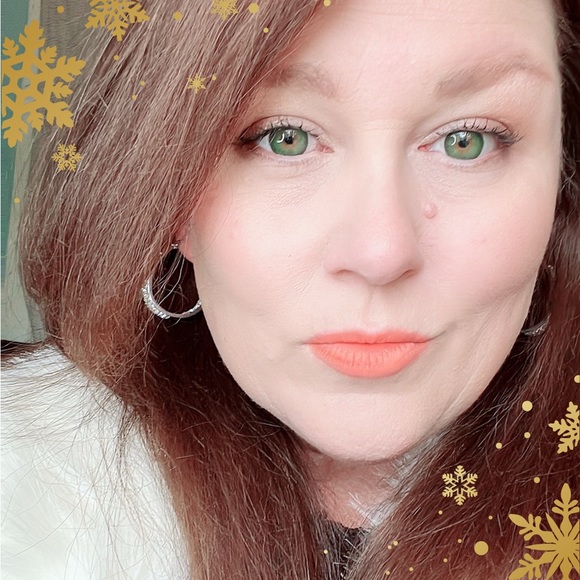 Profile Picture of April Lawrence (@april_lawrence) on Poshmark