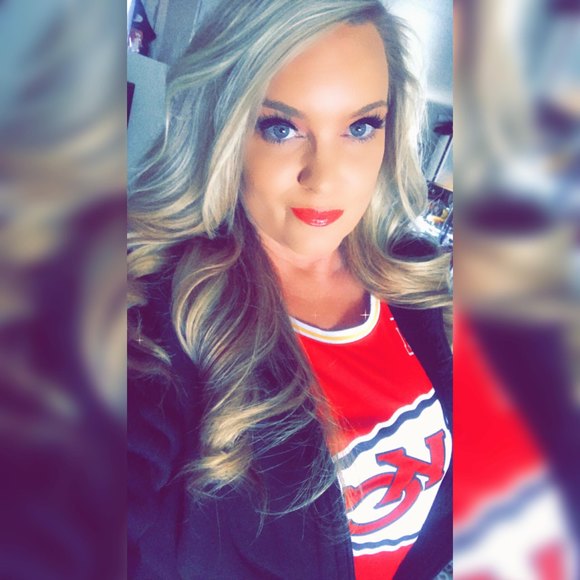 Profile Picture of Lindsay Teal (@lencaps79) on Poshmark