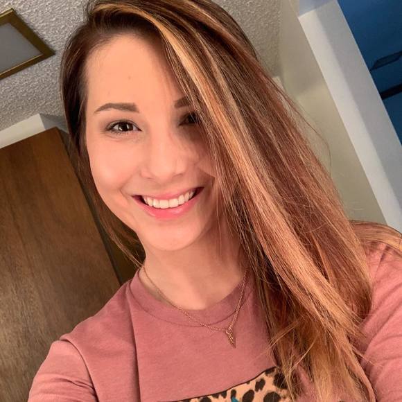 Profile Picture of Linsey Haacks (@linseylively) on Poshmark