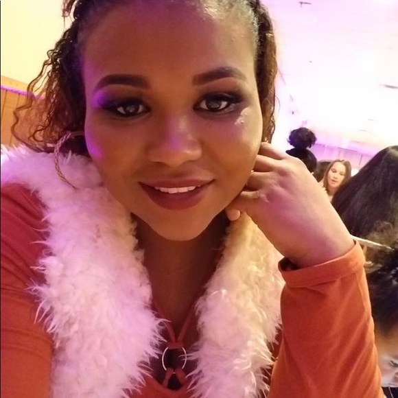 Profile Picture of Janin Dinis (@janindinis) on Poshmark