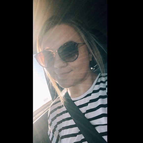 Profile Picture of Brynn Hanson (@brynn_hanson) on Poshmark