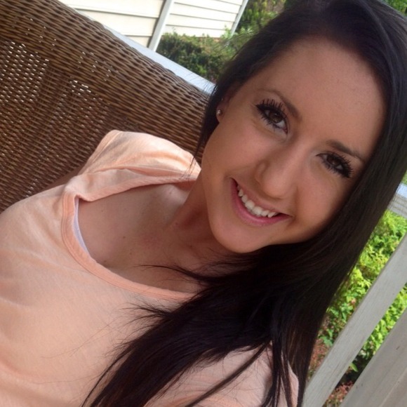 Profile Picture of Bailey Herbert (@baileygh) on Poshmark