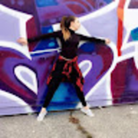 Profile Picture of Veronica Schmidt (@vschmidt011) on Poshmark