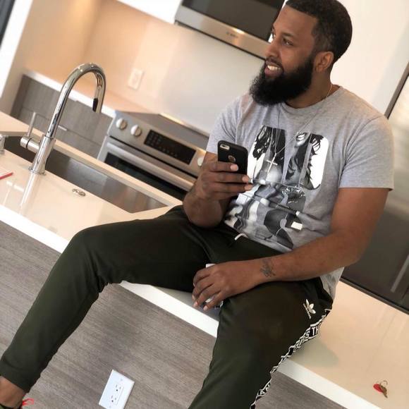 Profile Picture of Lew Ferringo (@lewferringo) on Poshmark