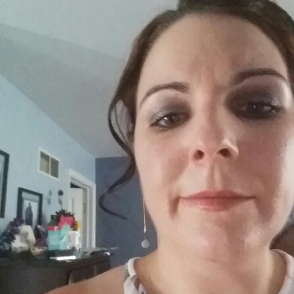 Profile Picture of Lauren Mckellar (@lmckellar) on Poshmark